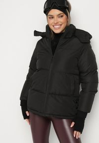 Born2be - Czarna Pudełkowa Kurtka Pikowana z Kapturem Anena. Okazja: na co dzień. Typ kołnierza: kaptur. Kolor: czarny. Materiał: jeans. Styl: casual, elegancki, klasyczny #6