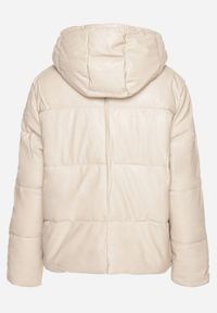 Born2be - Beżowa Pikowana Kurtka z Imitacji Skóry z Kapturem i Kieszeniami Lavedi. Okazja: na spacer. Typ kołnierza: kaptur. Kolor: beżowy. Materiał: skóra. Długość rękawa: długi rękaw. Długość: długie. Styl: elegancki, wizytowy #2