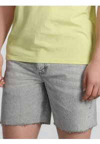 Sinsay - Szorty jeansowe z surowym wykończeniem - beżowy. Kolor: beżowy #1