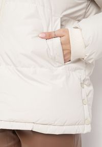 Born2be - Jasnobeżowa Pudełkowa Kurtka Pikowana z Kapturem Anena. Okazja: na co dzień. Typ kołnierza: kaptur. Kolor: beżowy. Materiał: jeans. Styl: klasyczny, casual, elegancki #4