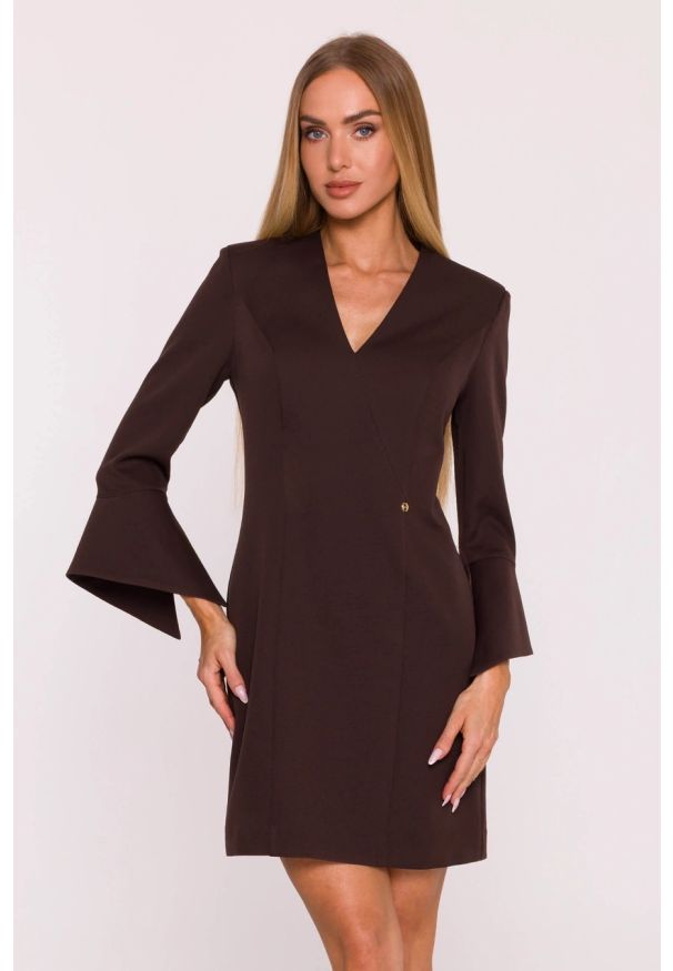 MOE - Elegancka sukienka z szerokimi mankietami dekolt V brązowa. Okazja: na co dzień, do pracy, na spotkanie biznesowe. Typ kołnierza: dekolt w kształcie V. Kolor: niebieski, brązowy. Materiał: tkanina. Wzór: gładki. Typ sukienki: dopasowane, proste. Styl: elegancki. Długość: mini