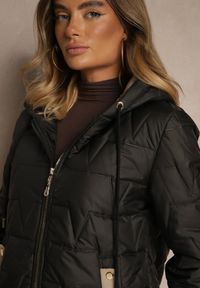 Renee - Czarna Kurtka z Pikowanymi Przeszyciami Kapturem i Warstwowymi Rękawami Tulamia. Okazja: na co dzień. Kolor: czarny. Materiał: jeans. Styl: casual