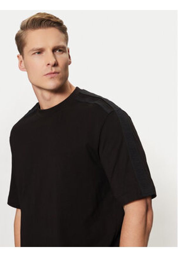 Armani Exchange T-Shirt XM000322 AF10361 UC001 Czarny Regular Fit. Kolor: czarny. Materiał: bawełna