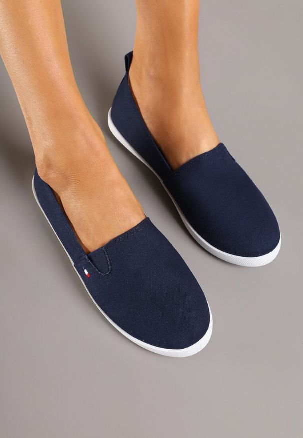 Renee - Granatowe Tenisówki Vices Basic z Materiałowymi Gumkami Aretela. Okazja: na co dzień. Kolor: niebieski. Materiał: materiał. Styl: elegancki, casual
