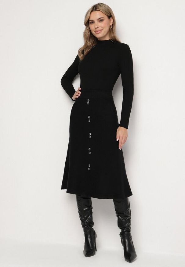 Born2be - Czarna Rozkloszowana Spódnica z Wełną Ozdobiona Guzikami Milezi. Okazja: na co dzień, do pracy. Kolor: czarny. Materiał: wełna. Wzór: aplikacja. Styl: casual