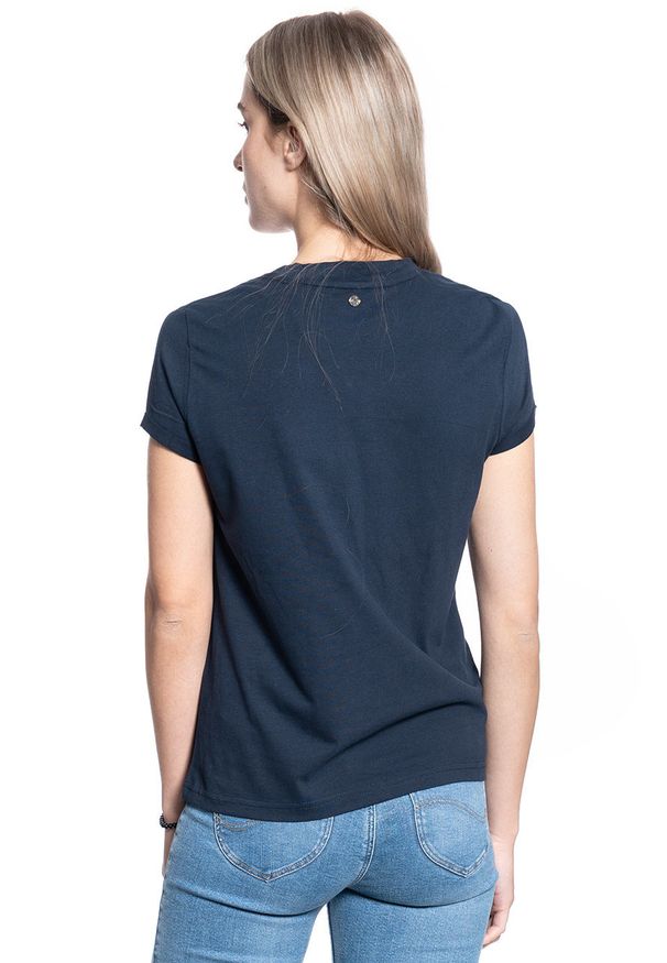 Mustang - DAMSKI T-SHIRT MUSTANG ALINA C PRINT 1010753 4136. Okazja: na co dzień, na imprezę, na spacer. Materiał: denim, jeans, materiał, bawełna. Długość rękawa: krótki rękaw. Długość: krótkie. Wzór: nadruk. Sezon: lato. Styl: casual, sportowy, elegancki, klasyczny, wakacyjny