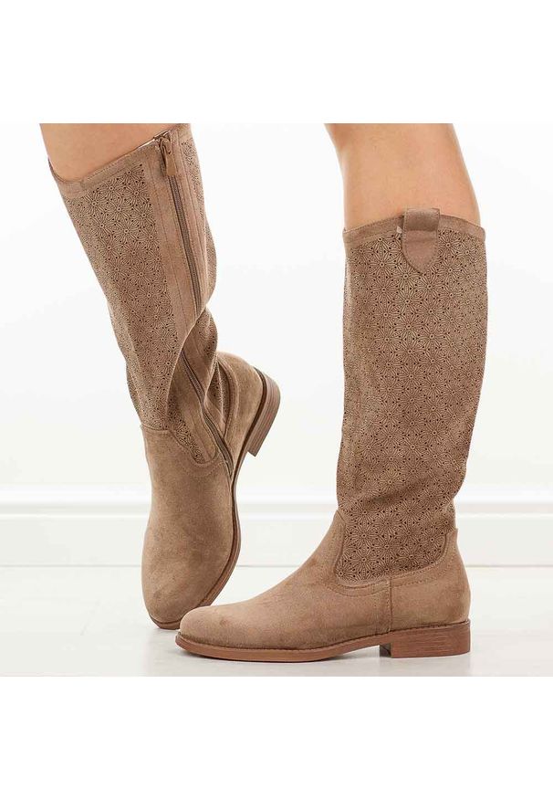 Coffee ażurowe kozaki damskie S.Barski 8022. Okazja: na co dzień. Materiał: zamsz. Szerokość cholewki: normalna. Wzór: ażurowy. Sezon: wiosna, jesień. Obcas: na obcasie. Styl: casual, elegancki, klasyczny. Wysokość obcasa: niski