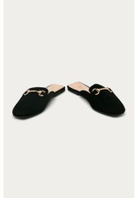 ANSWEAR - Answear - Klapki Bellucci. Nosek buta: okrągły. Kolor: czarny. Materiał: materiał, syntetyk, skóra ekologiczna, guma, zamsz. Wzór: gładki. Obcas: na obcasie. Wysokość obcasa: średni #5