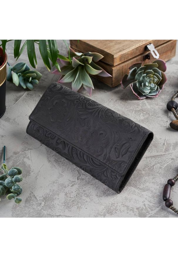 Portfel skórzany czarny PAOLO PERUZZI IN-35-BL. Kolor: czarny. Materiał: skóra. Wzór: kwiaty