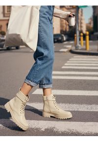 Sinsay - Botki za kostkę z imitacji skóry - kremowy. Wysokość cholewki: za kostkę. Kolor: kremowy. Materiał: skóra #1