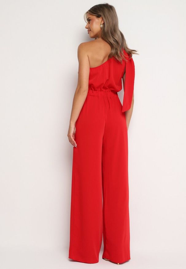 Born2be - Czerwony Kombinezon Asymetryczny na Jedno Ramię z Dwoma Kieszeniami Benama. Okazja: na ślub cywilny, na wesele, na randkę, na imprezę. Kolor: czerwony