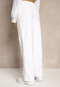 Renee - Białe Spodnie Dresowe z Bawełną High Waist i Koronkowymi Lampasami Eviariel. Okazja: na co dzień. Stan: podwyższony. Kolor: biały. Materiał: bawełna, koronka, dresówka. Styl: casual
