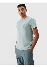 4f - T-shirt regular z nadrukiem męski - miętowy. Kolor: turkusowy. Materiał: bawełna, dzianina, jersey. Wzór: nadruk