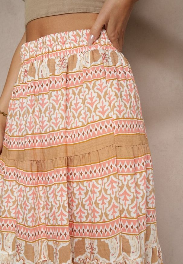 Renee - Różowa Spódnica z Wiskozą o Rozkloszowanym Kroju w Etniczny Print Kolindriela. Okazja: na co dzień. Kolor: różowy. Materiał: wiskoza. Wzór: nadruk. Styl: elegancki, casual