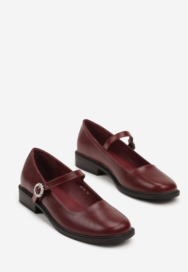 Born2be - Bordowe Eleganckie Półbuty z Paskiem i Sprzączką Zdobioną Cyrkoniami Fiorinara. Okazja: na co dzień, na spotkanie biznesowe. Zapięcie: pasek. Kolor: czerwony. Materiał: jeans. Wzór: aplikacja. Obcas: na płaskiej podeszwie. Styl: elegancki