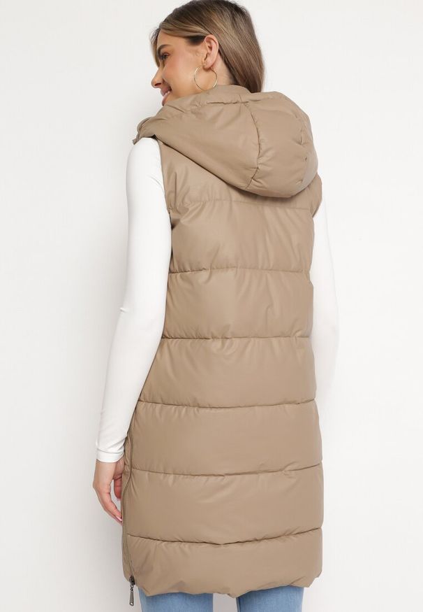 Born2be - Ciemnobeżowa Pikowana Kamizelka z Kapturem i Obustronnym Suwakiem Trilasa. Typ kołnierza: kaptur. Kolor: beżowy. Styl: elegancki