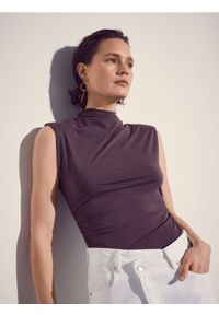 Reserved - Top z modalem - brązowy. Kolor: brązowy. Materiał: dzianina