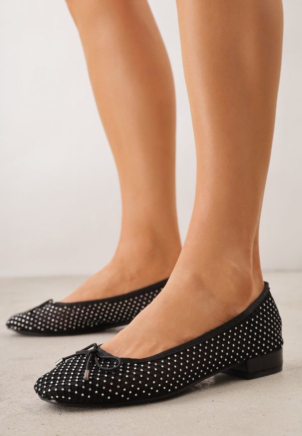 Born2be - Czarne Siateczkowe Balerinki ze Skórzaną Wkładką Cyrkoniami i Kokardą Ravalana. Okazja: do pracy, na co dzień. Kolor: czarny. Materiał: skóra. Wzór: aplikacja. Sezon: wiosna. Styl: elegancki, klasyczny, casual