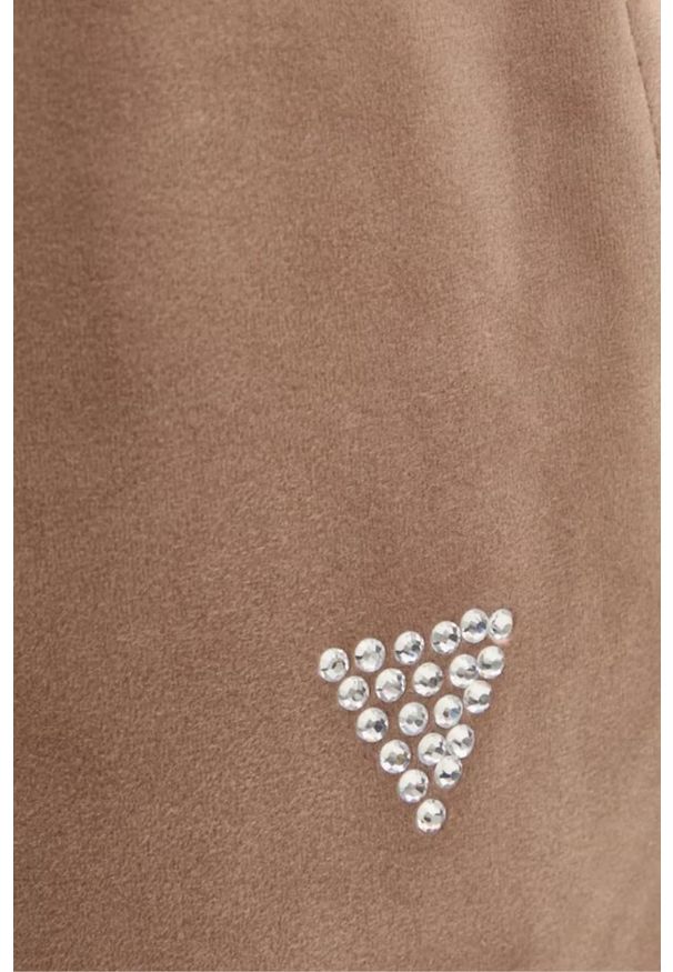 Guess - GUESS Brązowe damskie spodnie welurowe Couture. Kolor: brązowy. Materiał: welur