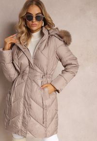 Renee - Beżowa Długa Pikowana Kurtka w Stylu Parki z Troczkiem w Pasie i Sztucznym Futerkiem Abelasa. Okazja: na co dzień. Kolor: beżowy. Materiał: futro. Długość: długie. Sezon: zima. Styl: casual, street, klasyczny #4