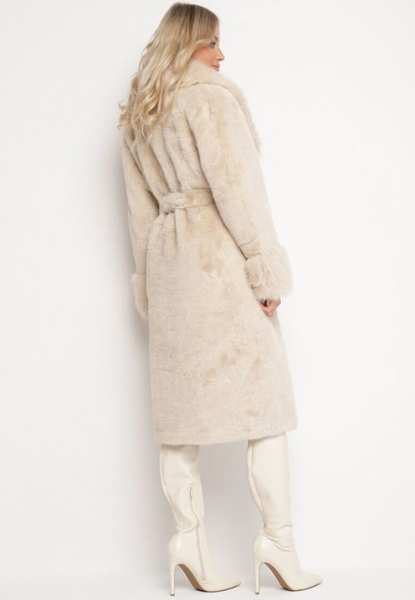 Born2be - Beżowy Futerkowy Płaszcz z Szerokim Kołnierzem i Mankietami z Wiązanym Paskiem Viaruna. Okazja: na co dzień, na imprezę. Kolor: beżowy. Materiał: dzianina. Długość rękawa: długi rękaw. Długość: długie. Styl: casual, elegancki