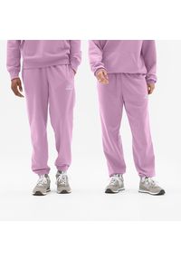 Spodnie unisex New Balance UP21500LLC – różowe. Kolor: różowy. Materiał: materiał, bawełna, dresówka. Wzór: napisy, haft