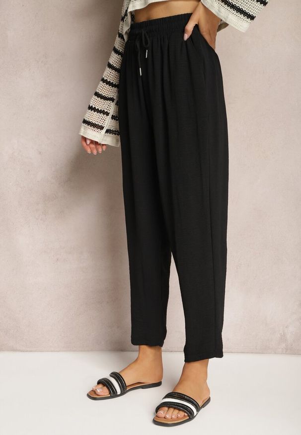 Renee - Czarne Spodnie o Luźnym Fasonie ze Sznurkiem i Gumką w Talii Enivea. Okazja: na co dzień. Kolor: czarny. Styl: casual, elegancki