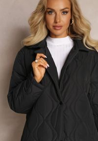 Renee - Czarny Długi Płaszcz Kurtka Ozdobiona Pikowaniem Hamid. Kolor: czarny. Długość: długie. Wzór: aplikacja #2