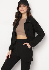 Born2be - Czarny Komplet Dresowy Rozpinana Bluza z Klapami i Spodnie Typu Cargo Ezvisa. Kolor: czarny. Materiał: dresówka #5