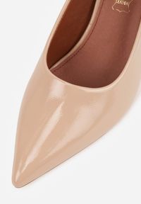 Renee - Beżowe Szpilki Lakierowane Vices ze Skórzaną Wkładką Ozdobione Cyrkoniami Cindrie. Kolor: beżowy. Materiał: skóra, lakier. Wzór: aplikacja. Obcas: na szpilce. Styl: elegancki #4