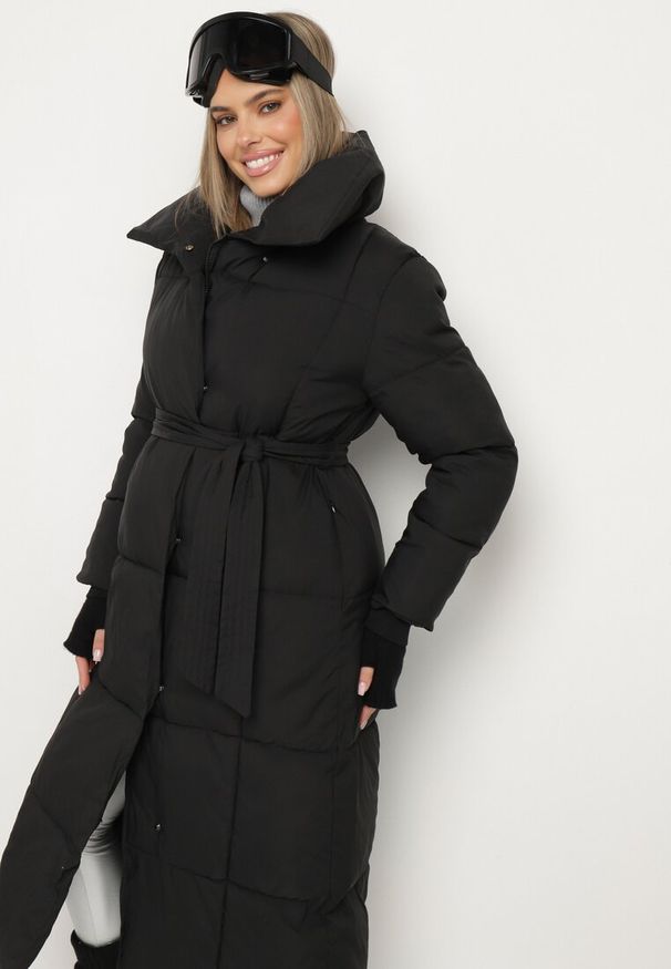 Born2be - Czarna Pikowana Kurtka Płaszcz za Kolano z Wiązanym Paskiem Opiedsse. Kolor: czarny