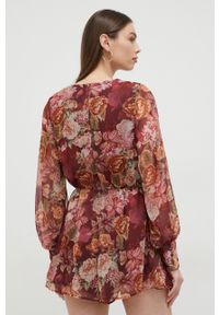 Guess kombinezon kolor bordowy z dekoltem w szpic. Okazja: na co dzień. Kolor: czerwony. Długość rękawa: długi rękaw. Długość: długie. Styl: casual #5