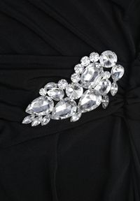 Renee - Czarna Wieczorowa Sukienka Marszczona z Wszytym Szalem i Biżuteryjną Broszką Cezalia. Okazja: na studniówkę, na ślub cywilny, na wesele. Kolor: czarny. Typ sukienki: proste. Styl: wizytowy #2