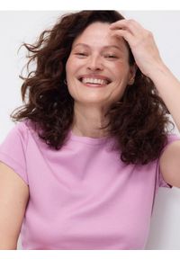 Reserved - T-shirt z domieszką jedwabiu - różowy. Kolor: różowy. Materiał: jedwab