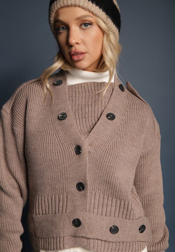 Renee - Ciemnobeżowy Klasyczny Kardigan z Ozdobnym Paskiem z Guzikami w Talii Tilika. Okazja: na co dzień. Kolor: beżowy. Materiał: jeans. Sezon: wiosna, lato. Styl: klasyczny