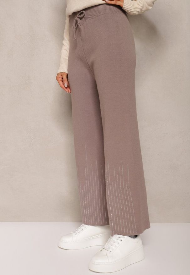 Renee - Ciemnoszare Spodnie o Szerokim Kroju High Waist z Cyrkoniami i Gumką w Pasie Loreitha. Okazja: na co dzień. Stan: podwyższony. Kolor: brązowy. Materiał: zamsz, satyna. Wzór: aplikacja. Styl: casual
