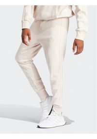 Adidas - adidas Spodnie dresowe ALL SZN 3-Stripes IR5201 Różowy Regular Fit. Kolor: różowy. Materiał: bawełna