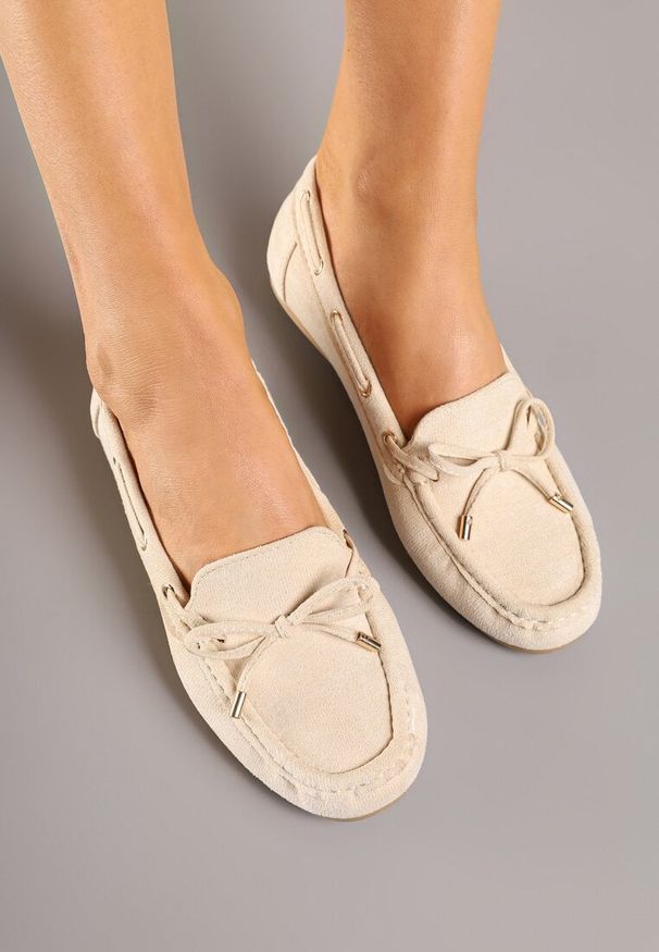 Born2be - Beżowe Mokasyny z Imitacji Zamszu z Wiązaną Kokardą Sonarilia. Okazja: na co dzień. Kolor: beżowy. Materiał: zamsz. Wzór: aplikacja. Obcas: na płaskiej podeszwie. Styl: casual, elegancki