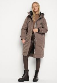 Born2be - Brązowa Pudełkowa Kurtka Typu Parka z Kapturem i Kieszeniami Kaithraea. Typ kołnierza: kaptur. Kolor: brązowy. Materiał: jeans. Sezon: zima. Styl: klasyczny, elegancki #3