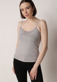 Born2be - Ciemnoszary Bawełniany Top na Ramiączkach z Ozdobną Koronką przy Dekolcie Berlisa. Okazja: na co dzień, na spotkanie biznesowe. Kolor: szary. Materiał: bawełna, koronka. Długość rękawa: na ramiączkach. Wzór: koronka. Styl: casual, biznesowy, elegancki #6