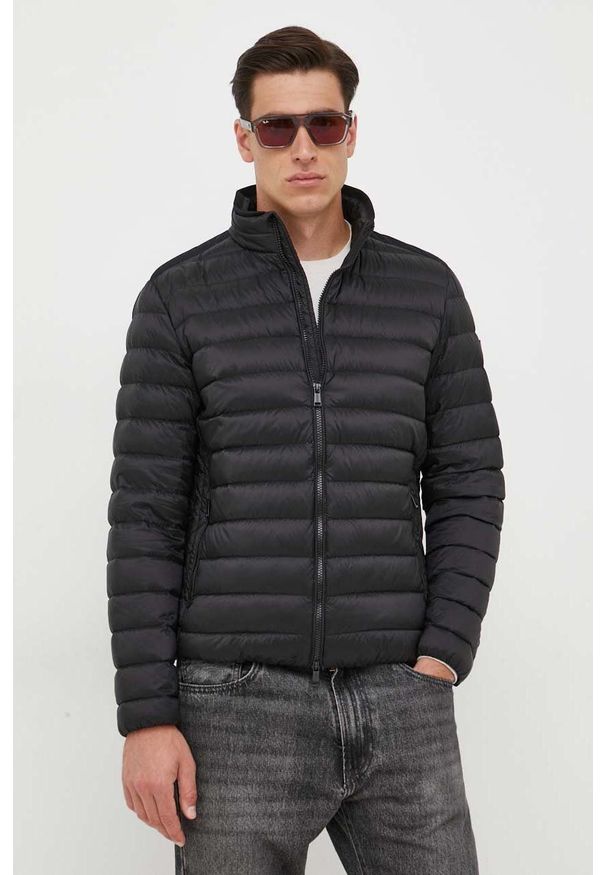 Guess - Kurtka puchowa M1RL47.WDQ50. Kolor: czarny. Materiał: puch