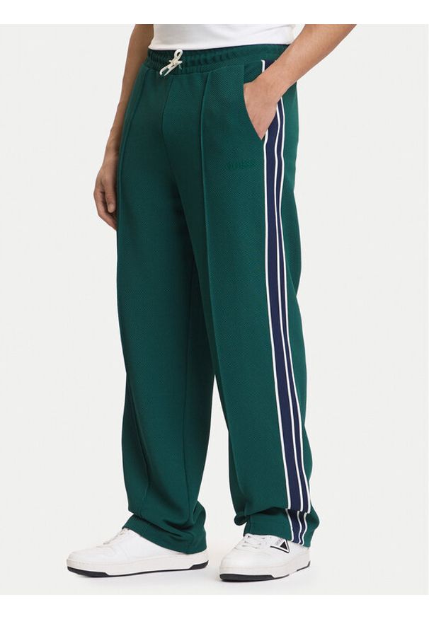 Guess Spodnie dresowe Z6GB14 K3211 Zielony Regular Fit. Kolor: zielony. Materiał: syntetyk