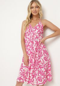 Born2be - Różowa Rozkloszowana Sukienka na Ramiączkach Wiązana na Szyi z Dekoltem w Serek Beviana. Okazja: na co dzień. Typ kołnierza: dekolt w serek. Kolor: różowy. Materiał: skóra, bawełna, materiał. Długość rękawa: na ramiączkach. Styl: klasyczny, casual, elegancki #2