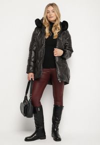 Born2be - Czarna Pikowana Kurtka z Kapturem z Odpinanym Futerkiem Sevea. Okazja: na spacer. Typ kołnierza: kaptur. Kolekcja: plus size. Kolor: czarny. Materiał: futro. Styl: klasyczny, sportowy #3