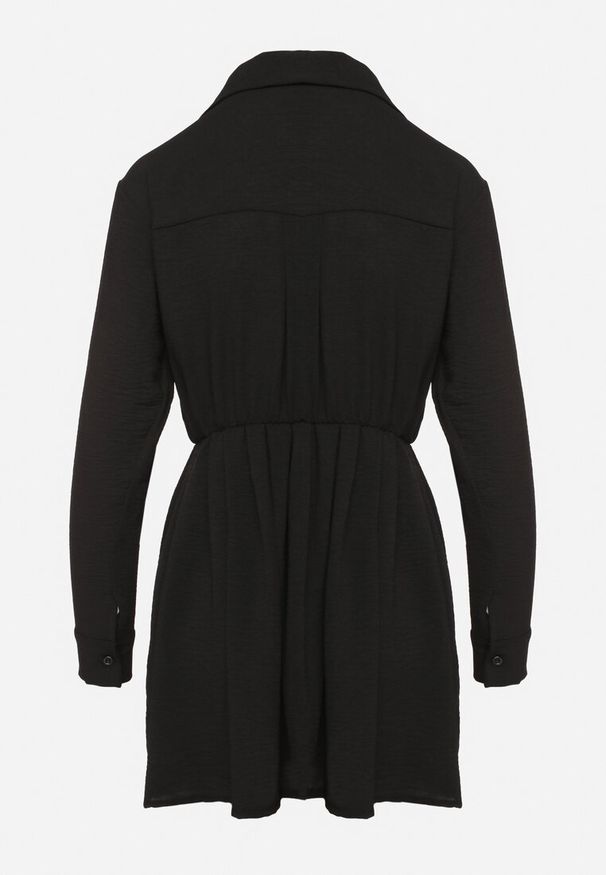 Born2be - Czarna Asymetryczna Sukienka o Koszulowym Kroju z Gumką w Talii Elodina. Kolor: czarny. Długość rękawa: długi rękaw. Typ sukienki: koszulowe, asymetryczne. Styl: elegancki, sportowy