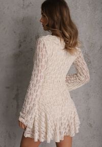 Renee - Beżowa Eteryczna Sukienka z Koronki z Falbankami i Wiązaniem Dianatta. Okazja: na co dzień. Typ kołnierza: kołnierz z falbankami. Kolor: beżowy. Materiał: koronka. Wzór: koronka. Styl: casual, elegancki, boho #7