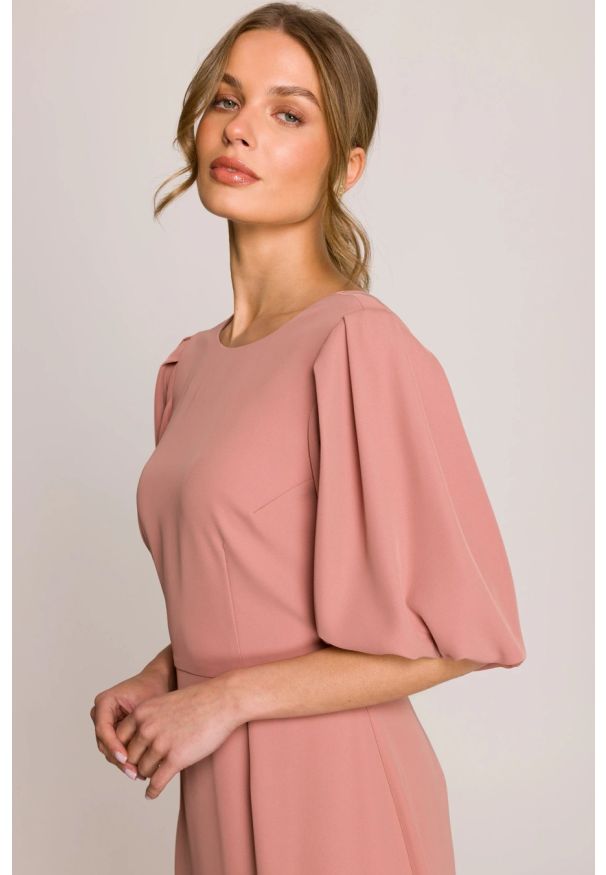 Stylove - Elegancka sukienka koktajlowa z bufiastymi rękawami różana. Okazja: na ślub cywilny, na imprezę, na wesele. Kolor: niebieski, różowy. Materiał: materiał, elastan. Długość rękawa: krótki rękaw. Sezon: lato. Typ sukienki: rozkloszowane. Styl: wizytowy, elegancki. Długość: midi