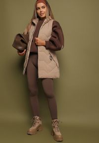 Born2be - Beżowa Długa Pikowana Kamizelka na Suwak z Kapturem Teriviana. Okazja: na spacer, na co dzień. Typ kołnierza: kaptur. Kolor: beżowy. Materiał: dzianina. Długość: długie. Styl: casual, klasyczny, sportowy #3