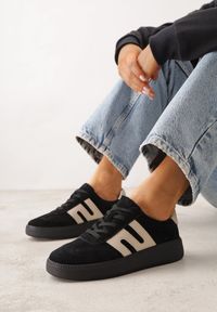 Renee - Czarne Sneakersy Skórzane w Stylu Tenisówek z Geometrycznym Wzorem Eshiryla. Okazja: na co dzień. Kolor: czarny. Materiał: skóra. Wzór: geometria #1