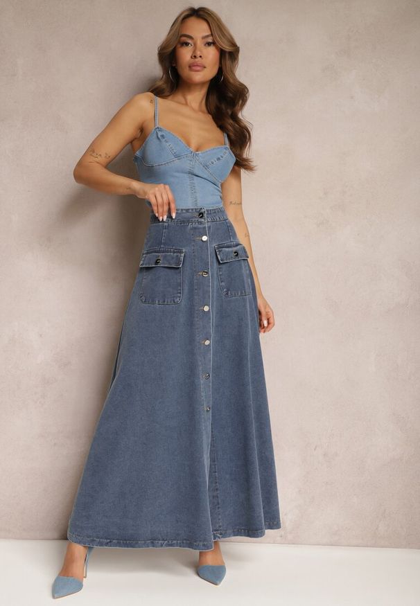 Renee - Granatowa Rozkloszowana Spódnica Jeansowa Maxi z Bawełny z Guzikami Brissa. Okazja: na co dzień. Kolor: niebieski. Materiał: bawełna, jeans. Wzór: aplikacja. Styl: casual